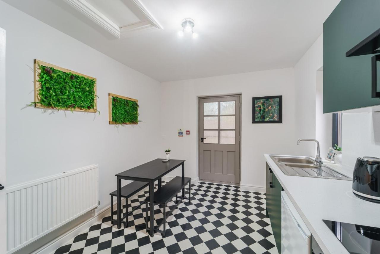Deluxe Studio Apartments Дарби Екстериор снимка